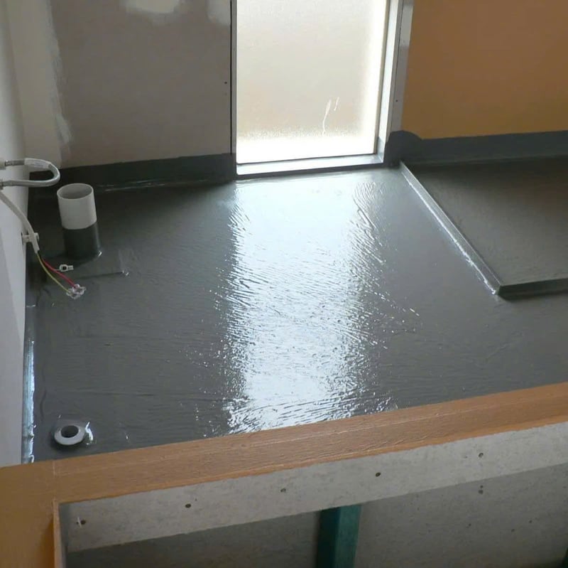 Xử lý cổ ống thoát nước và chống thấm sàn nhà WC